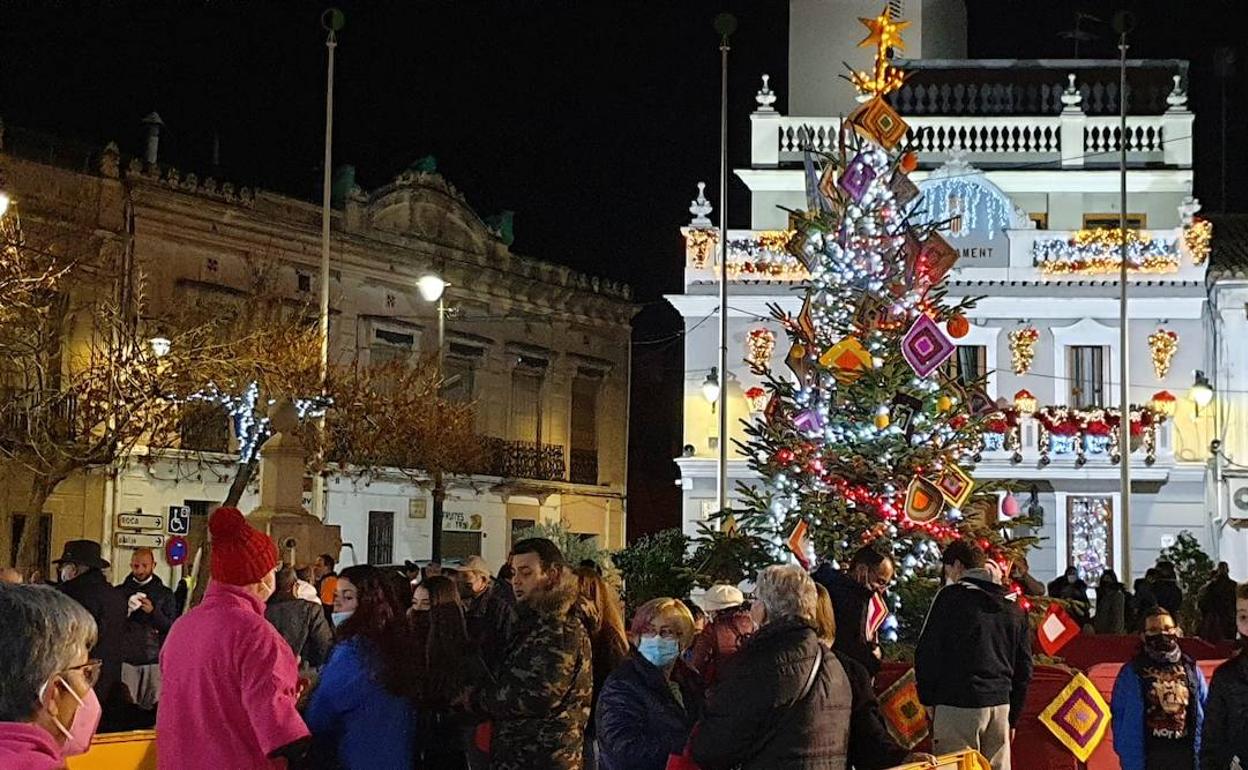 El encendido de luces ante las puertas del ayuntamiento. 