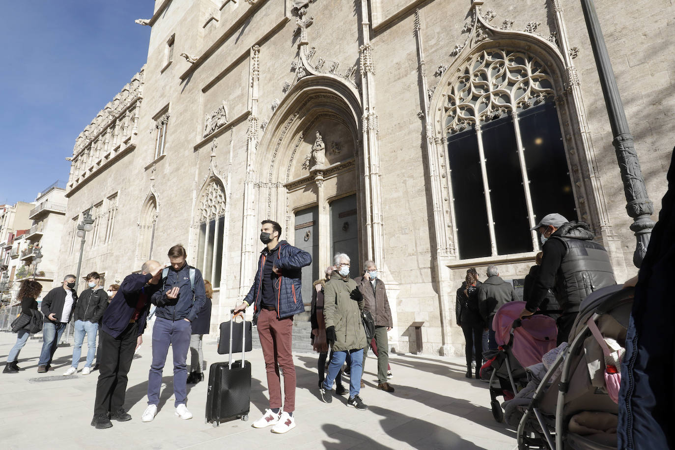 El sol y las buenas temperaturas animan a salir a la calle tanto en el centro de la ciudad como en el paseo marítimo. La hostelería valenciana comienza a pedir el pasaporte Covid, las terrazas se llenan de clientes y cualquier punto de la capital es bueno para pasear.