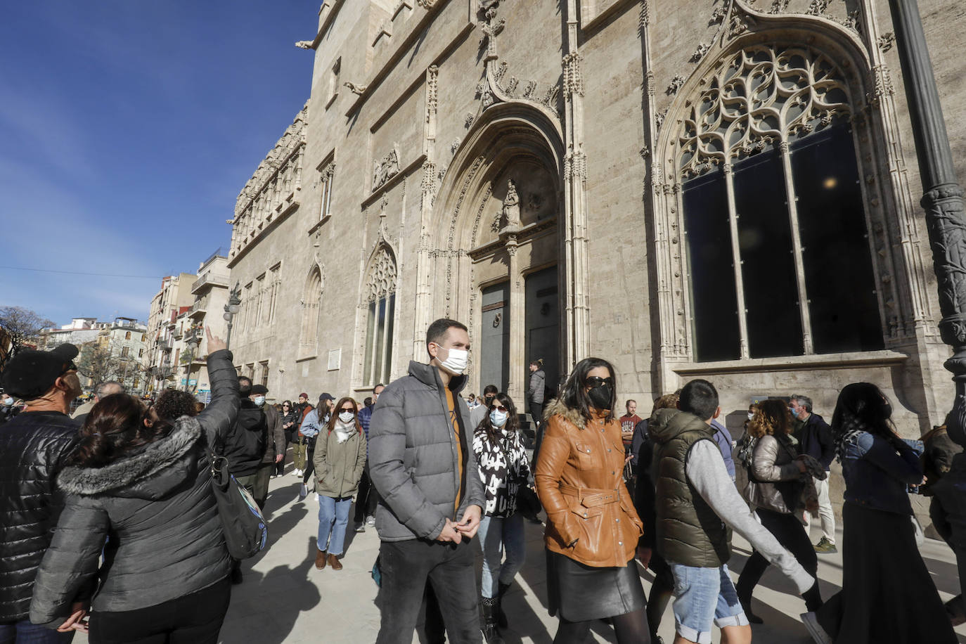 El sol y las buenas temperaturas animan a salir a la calle tanto en el centro de la ciudad como en el paseo marítimo. La hostelería valenciana comienza a pedir el pasaporte Covid, las terrazas se llenan de clientes y cualquier punto de la capital es bueno para pasear.