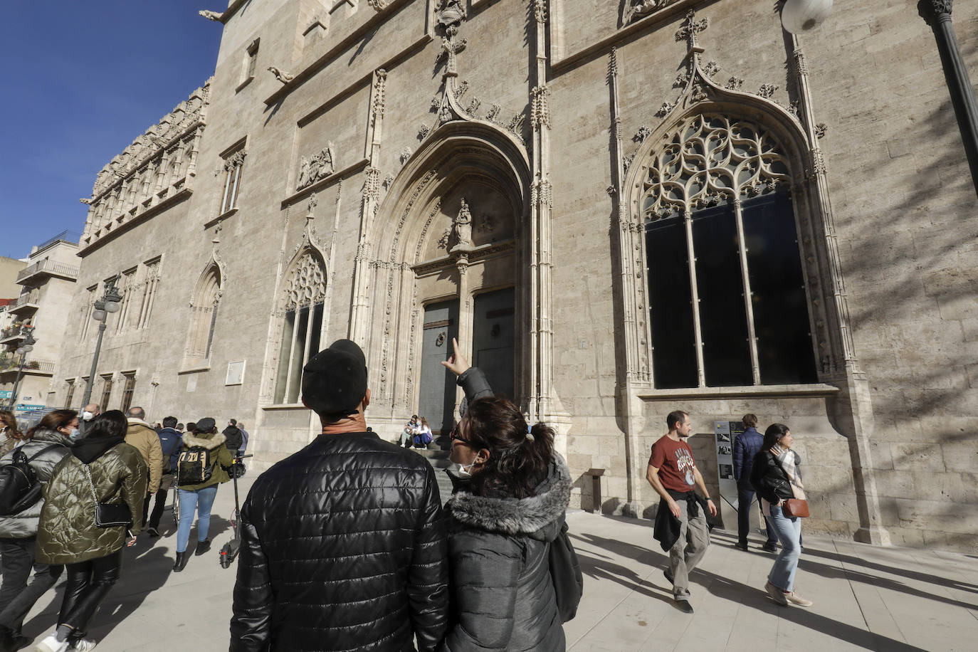 El sol y las buenas temperaturas animan a salir a la calle tanto en el centro de la ciudad como en el paseo marítimo. La hostelería valenciana comienza a pedir el pasaporte Covid, las terrazas se llenan de clientes y cualquier punto de la capital es bueno para pasear.