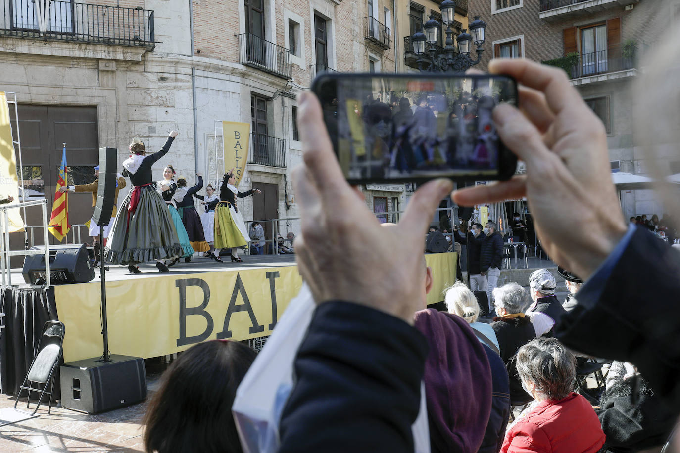 El sol y las buenas temperaturas animan a salir a la calle tanto en el centro de la ciudad como en el paseo marítimo. La hostelería valenciana comienza a pedir el pasaporte Covid, las terrazas se llenan de clientes y cualquier punto de la capital es bueno para pasear.