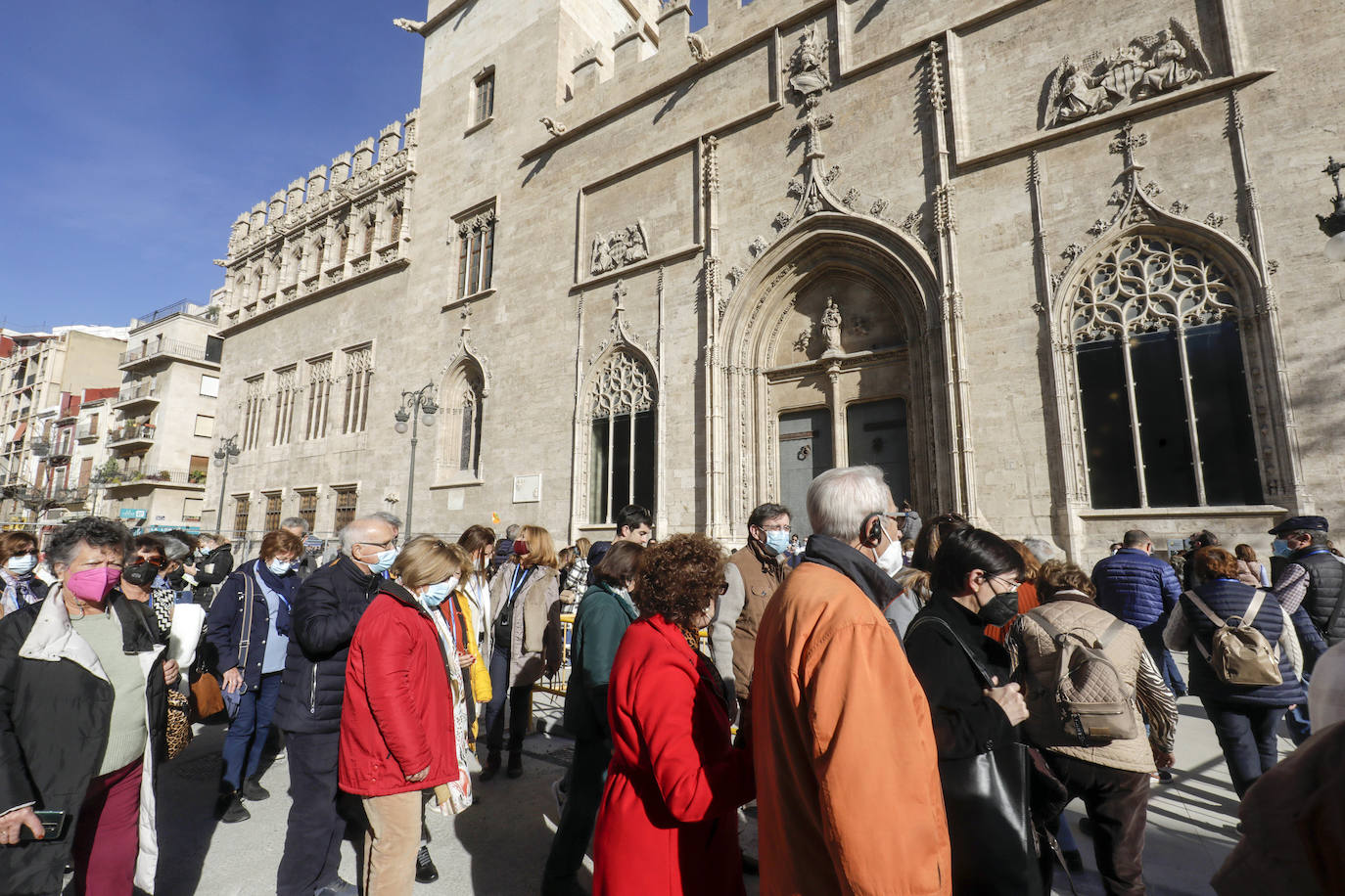 El sol y las buenas temperaturas animan a salir a la calle tanto en el centro de la ciudad como en el paseo marítimo. La hostelería valenciana comienza a pedir el pasaporte Covid, las terrazas se llenan de clientes y cualquier punto de la capital es bueno para pasear.