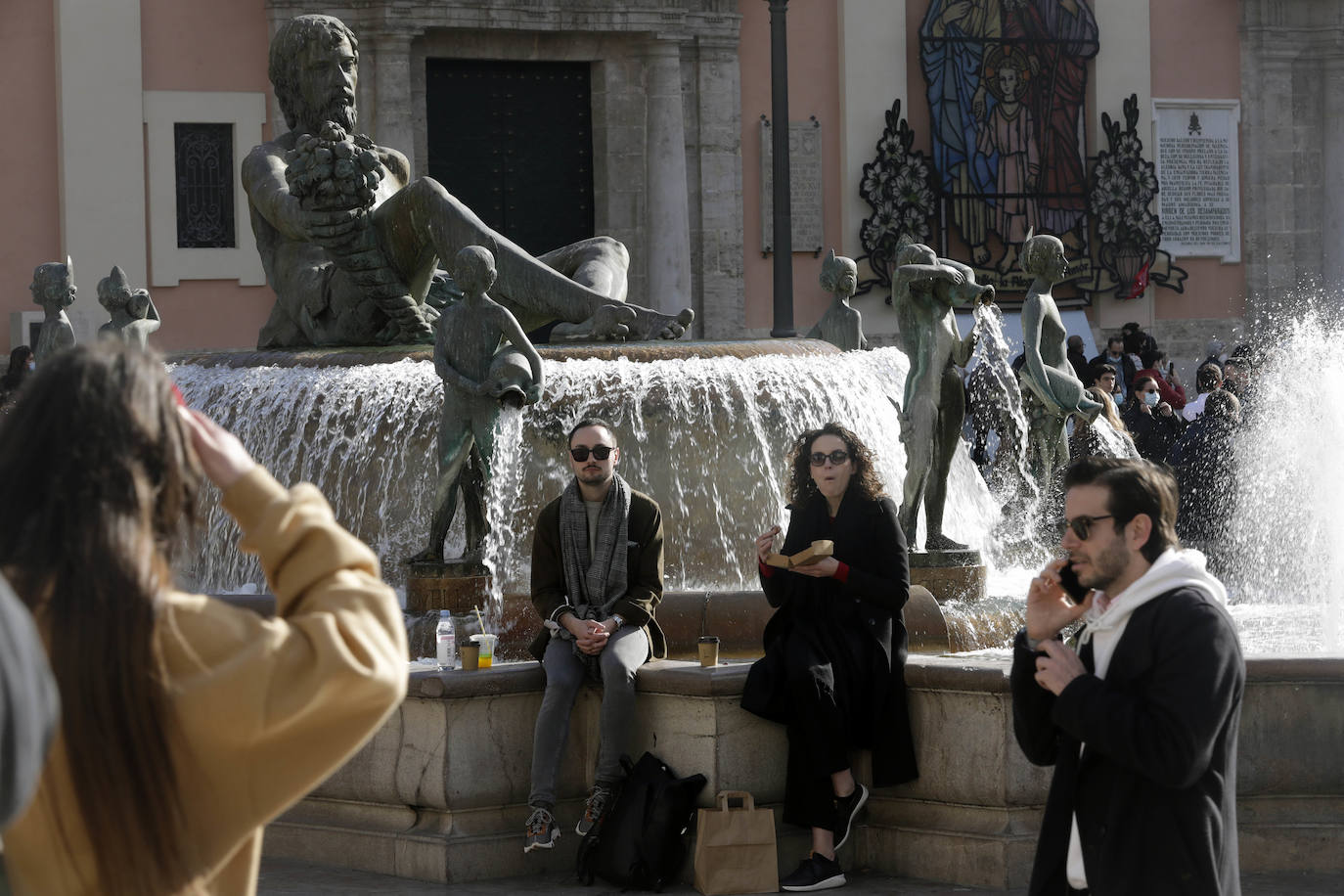 El sol y las buenas temperaturas animan a salir a la calle tanto en el centro de la ciudad como en el paseo marítimo. La hostelería valenciana comienza a pedir el pasaporte Covid, las terrazas se llenan de clientes y cualquier punto de la capital es bueno para pasear.