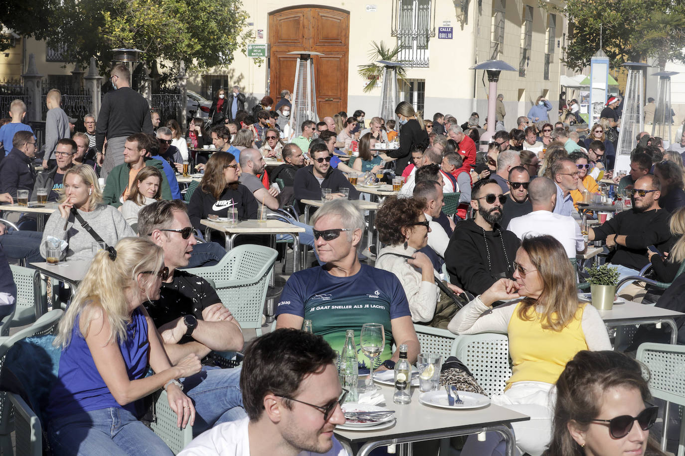 El sol y las buenas temperaturas animan a salir a la calle tanto en el centro de la ciudad como en el paseo marítimo. La hostelería valenciana comienza a pedir el pasaporte Covid, las terrazas se llenan de clientes y cualquier punto de la capital es bueno para pasear.