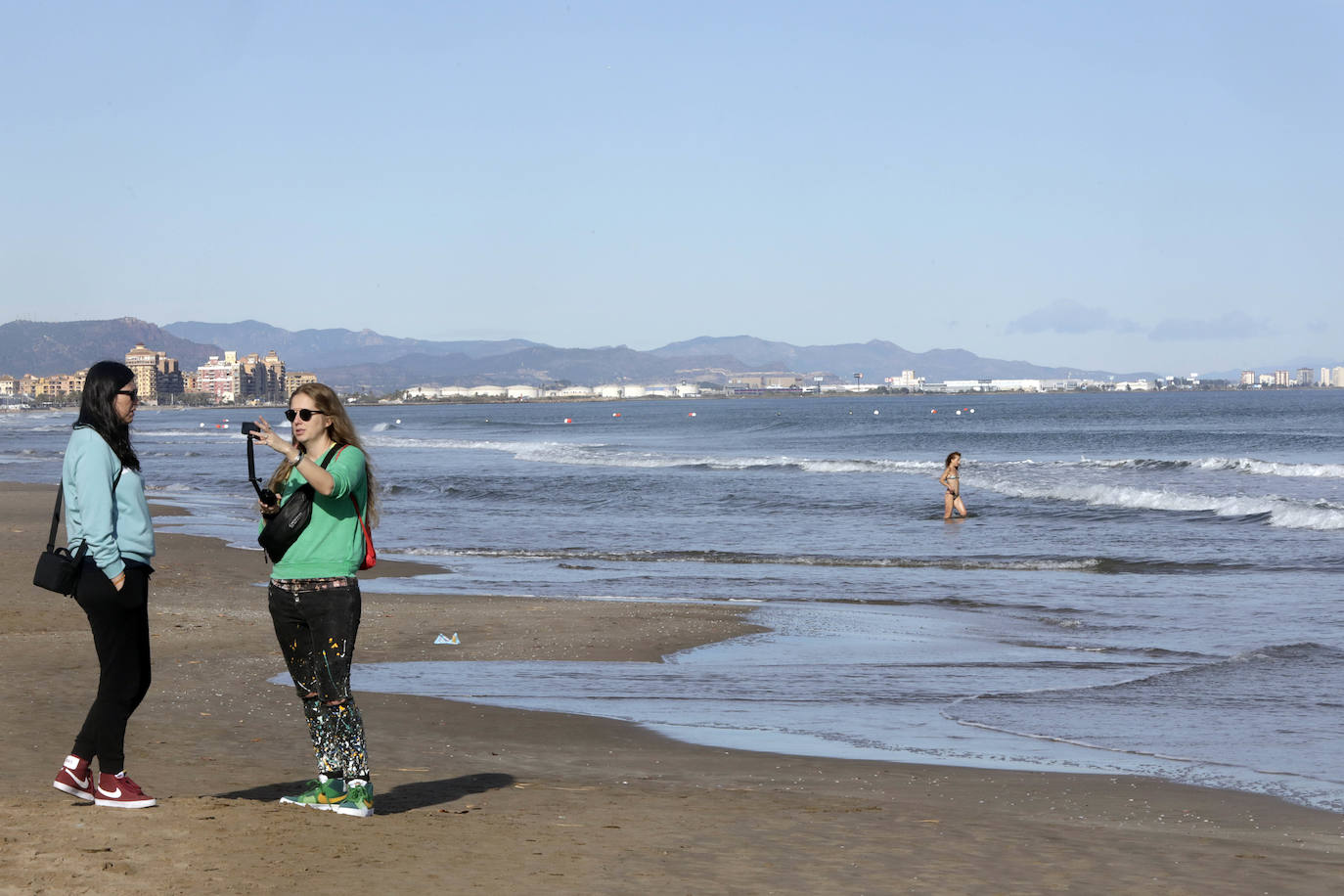 El sol y las buenas temperaturas animan a salir a la calle tanto en el centro de la ciudad como en el paseo marítimo. La hostelería valenciana comienza a pedir el pasaporte Covid, las terrazas se llenan de clientes y cualquier punto de la capital es bueno para pasear.