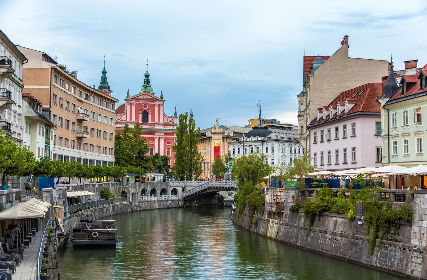 1.- Liubliana (Eslovenia) | Cuenta con más de 542 metros cuadrados de espacios verdes y 200 kilómetros de carriles bici. Ya fue premiada como Mejor Capital Verde Europea en 2016. Las zonas verdes y arboladas, los parques y las calles sin tráfico contribuyen en la idea de 'naturaleza en la ciudad' que tanto potencia Liubliana, así como la opción de practicar piragüismo por el río.