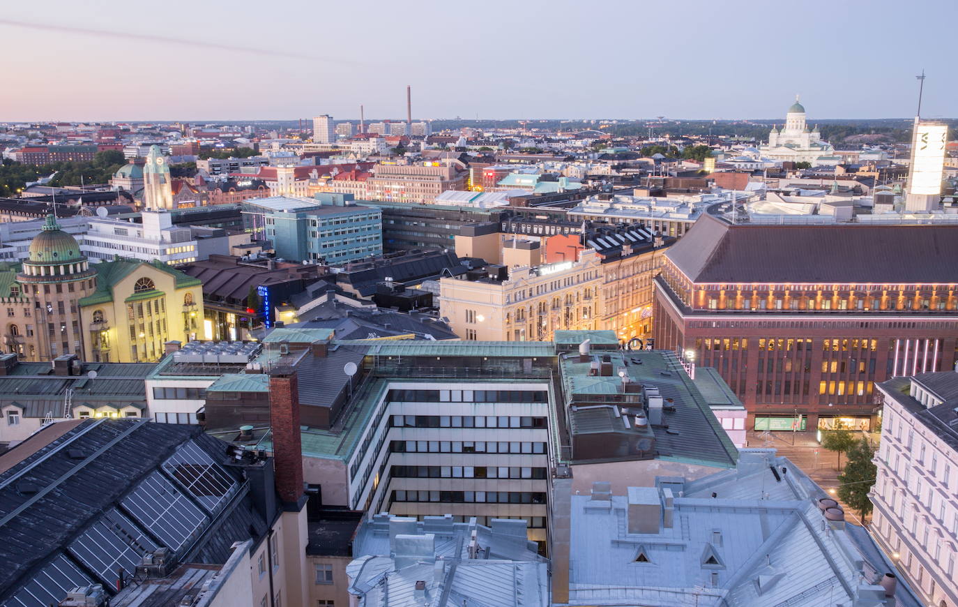 3.- Helsinki (Finlandia) | Es la capital con el aire y el agua más puros de Europa y una de las mejores para vivir según la organización European Best Destinations. Tanto en su centro como en el resto de la ciudad, las calles invitan a caminar y correr y sus espacios naturales a practicar todo tipo de deportes, también acuáticos, o a desconectar envuelto de vegetación. 