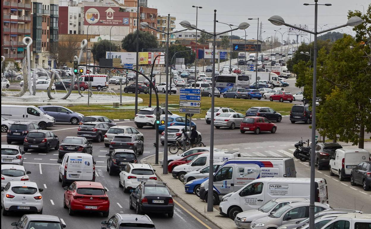 Coches circulando por Valencia. 