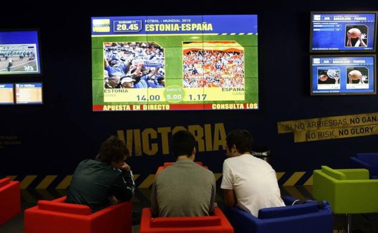 Clientes en un local de apuestas deportivas en Madrid. 