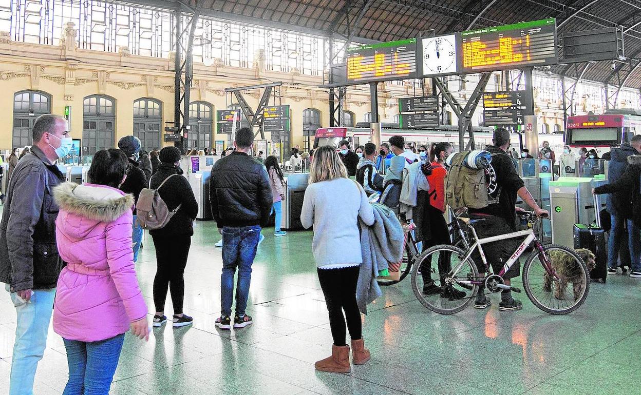 Viajeros esperan para acceder al tren en la Estación del Norte. 