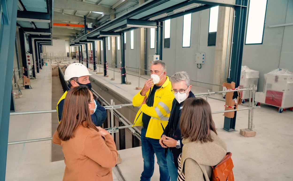 El conseller de Obras Públicas, primero por la derecha, en la visita a los talleres en Nazaret. 