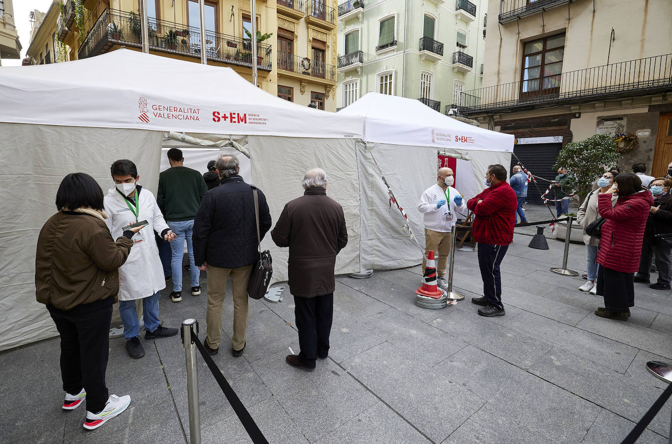 Colas en el punto de vacunación situado en la plaza de Manises. 