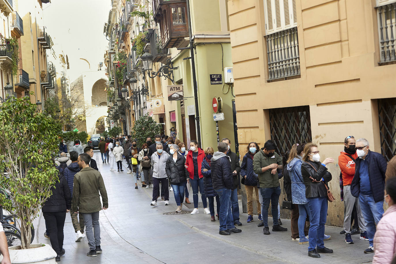 Colas en el punto de vacunación situado en la plaza de Manises. 