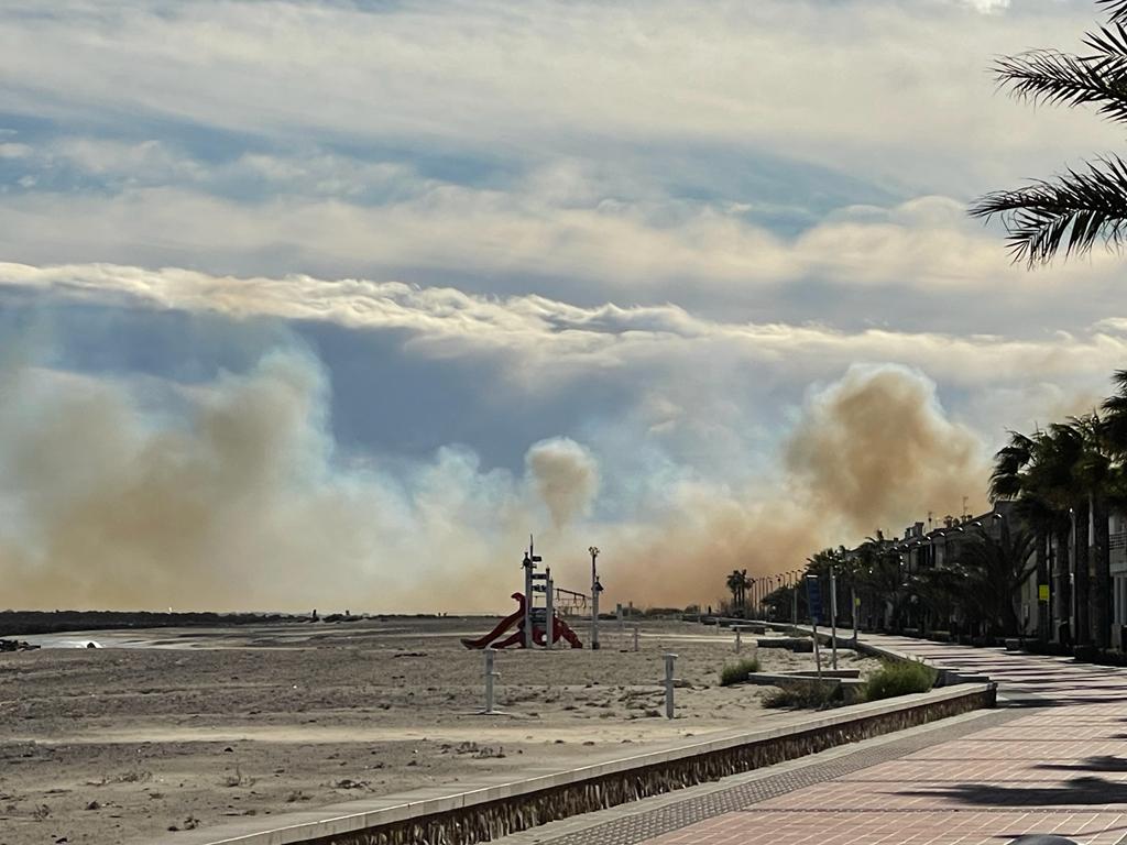 Fotos: Incendio en El Puig, próximo a viviendas