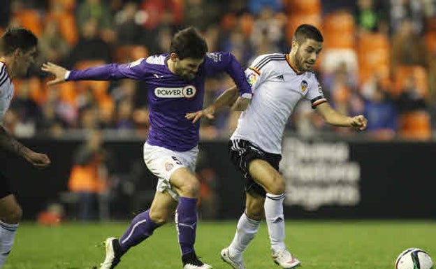 Carles Gil, durante un partido en Mestalla frente al Espanyol. 