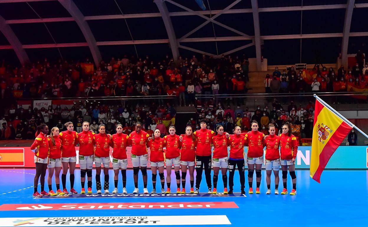 Las jugadoras de la selección española, antes del último encuentro ante Austria en Torrevieja. 