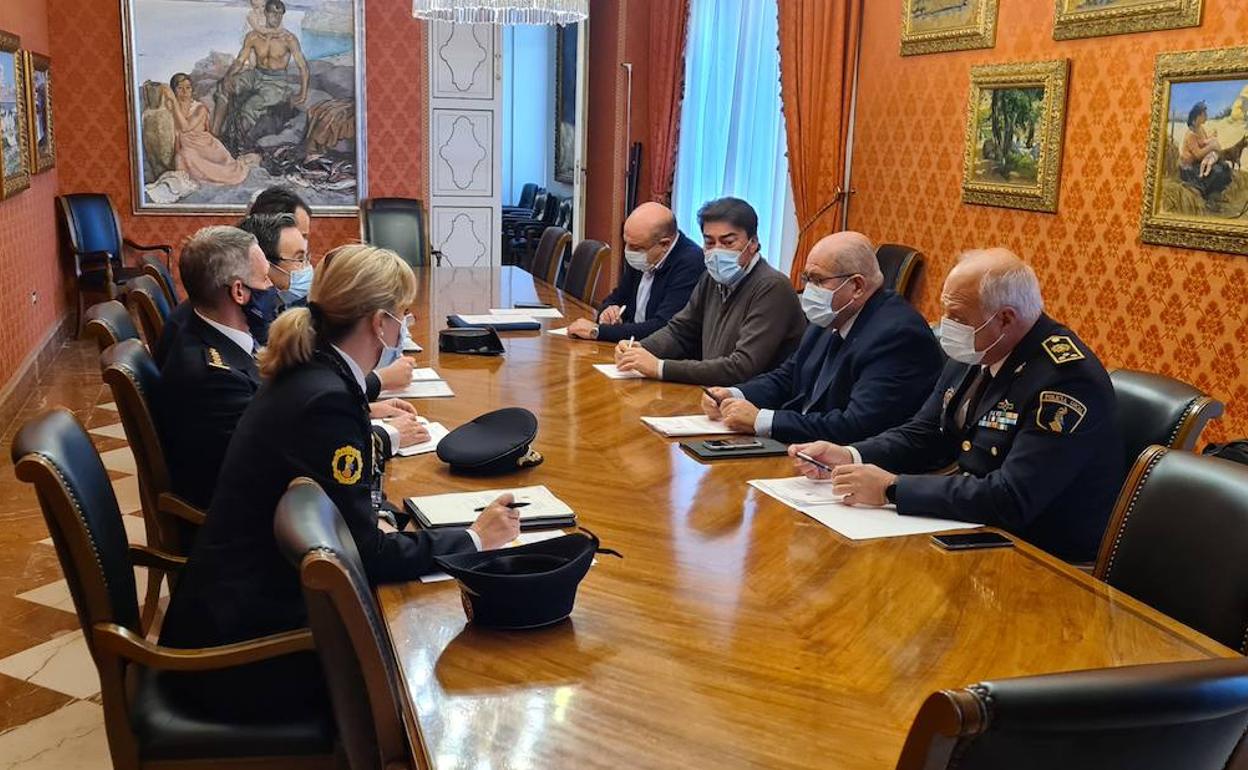 Imagen de la reunión celebrada para extremar las medidas de seguridad durante las fiestas Navideñas. 