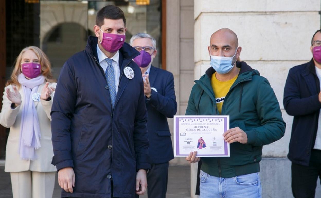 El alcalde de Gandia, José Manuel Prieto, y el ganador del concurso, el periodista Óscar de la Dueña. 