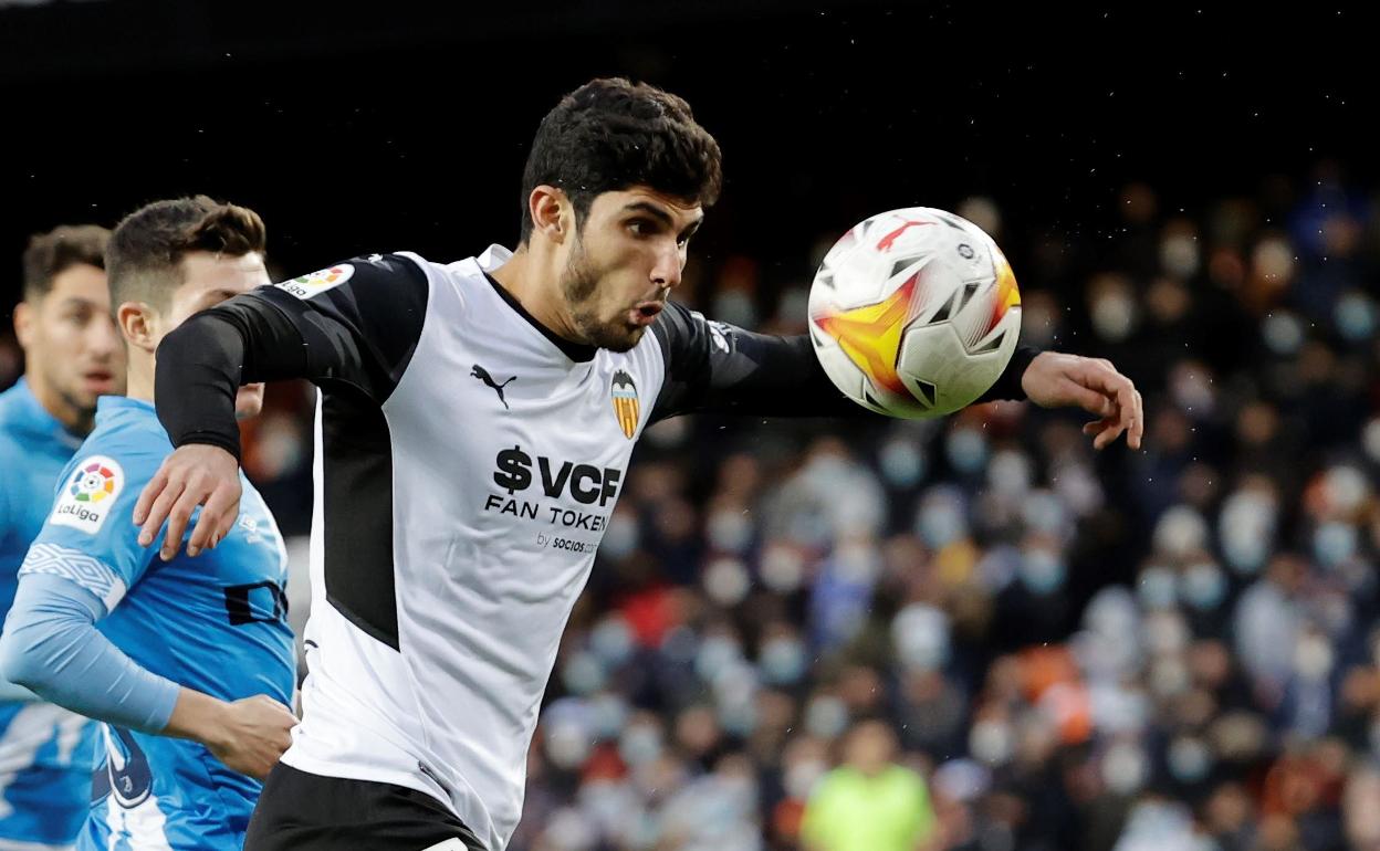 Guedes, rematando un balón en Mestalla. 