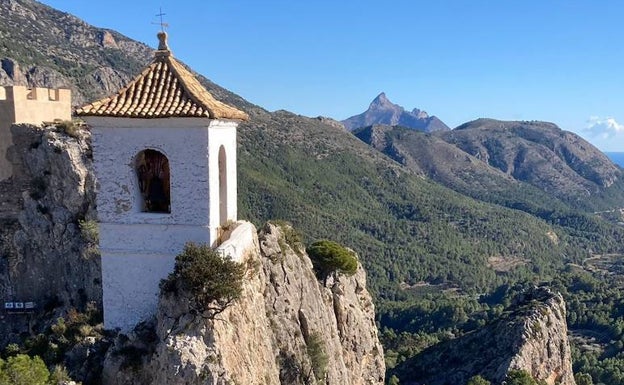 Imagen principal - Qué hacer en Guadalest | Ruta circular por Guadalest: El pulmón color esmeralda de la Marina Baixa