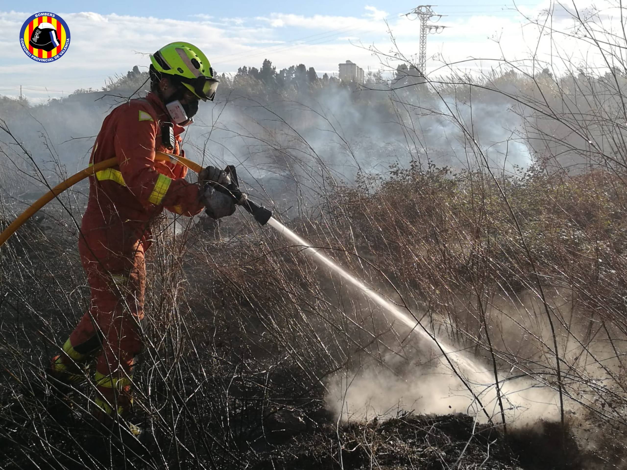 Fotos: Incendio en El Puig, próximo a viviendas