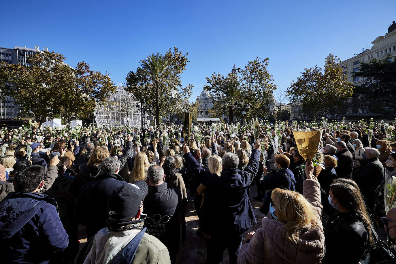 La ciudad se ha reunido este jueves en una concentración en la Plaza del Ayuntamiento para condenar el asesinato de Cristina B, presuntamente a manos de su pareja, cuyo cuerpo sin vida fue descubierto el pasado sábado.