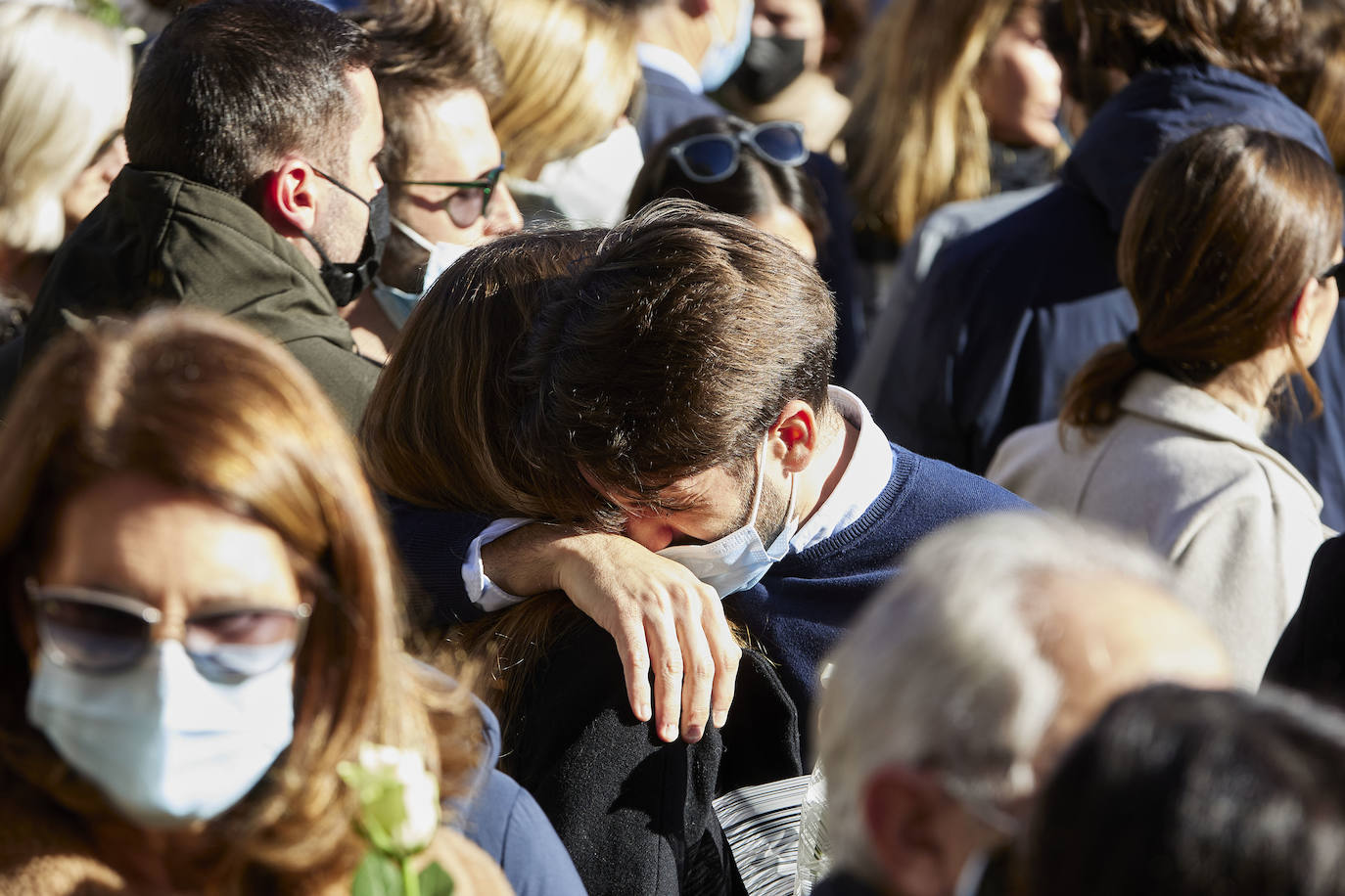 La ciudad se ha reunido este jueves en una concentración en la Plaza del Ayuntamiento para condenar el asesinato de Cristina B, presuntamente a manos de su pareja, cuyo cuerpo sin vida fue descubierto el pasado sábado.