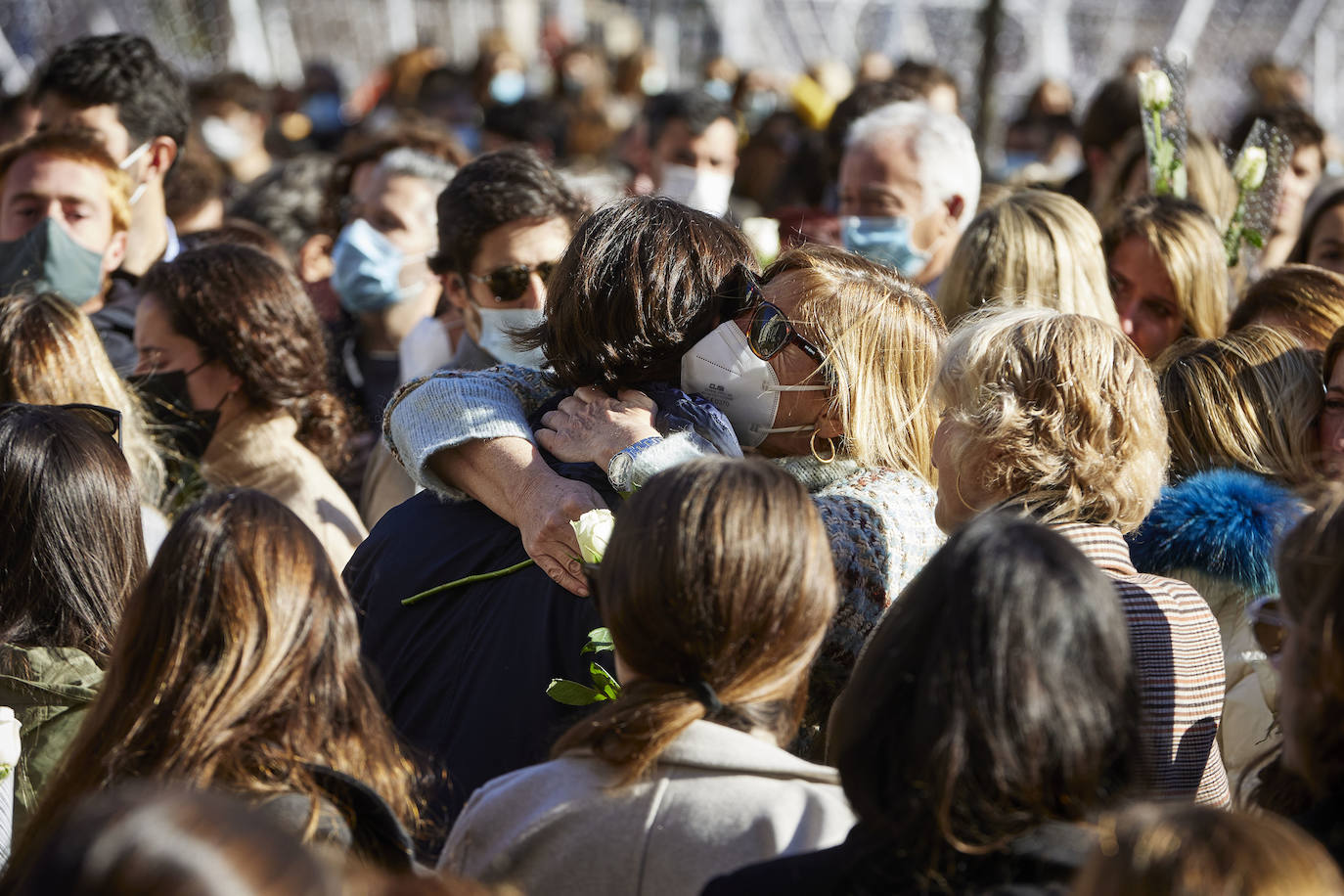 La ciudad se ha reunido este jueves en una concentración en la Plaza del Ayuntamiento para condenar el asesinato de Cristina B, presuntamente a manos de su pareja, cuyo cuerpo sin vida fue descubierto el pasado sábado.