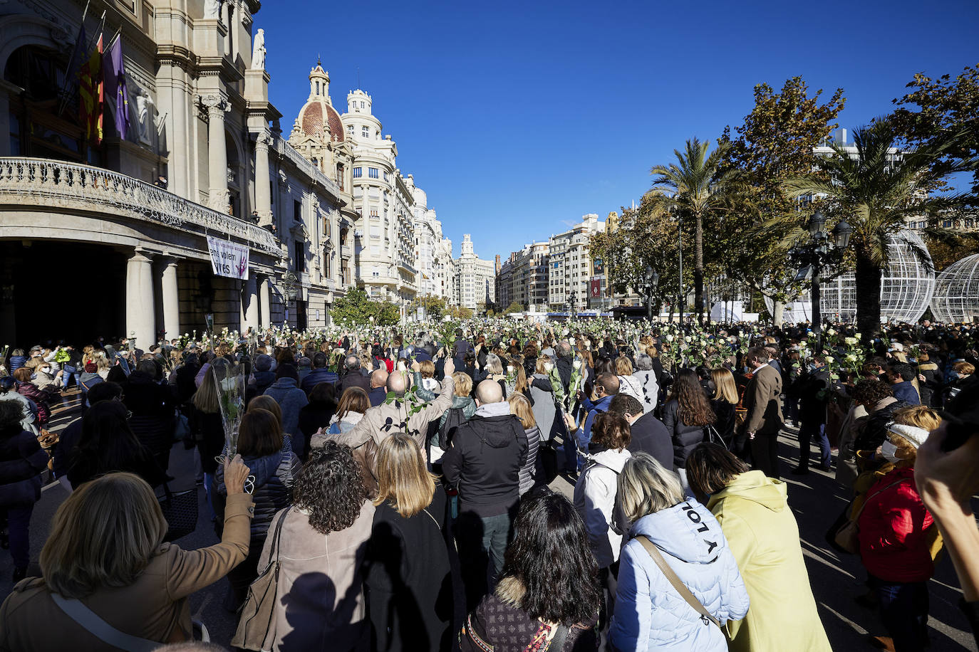 La ciudad se ha reunido este jueves en una concentración en la Plaza del Ayuntamiento para condenar el asesinato de Cristina B, presuntamente a manos de su pareja, cuyo cuerpo sin vida fue descubierto el pasado sábado.