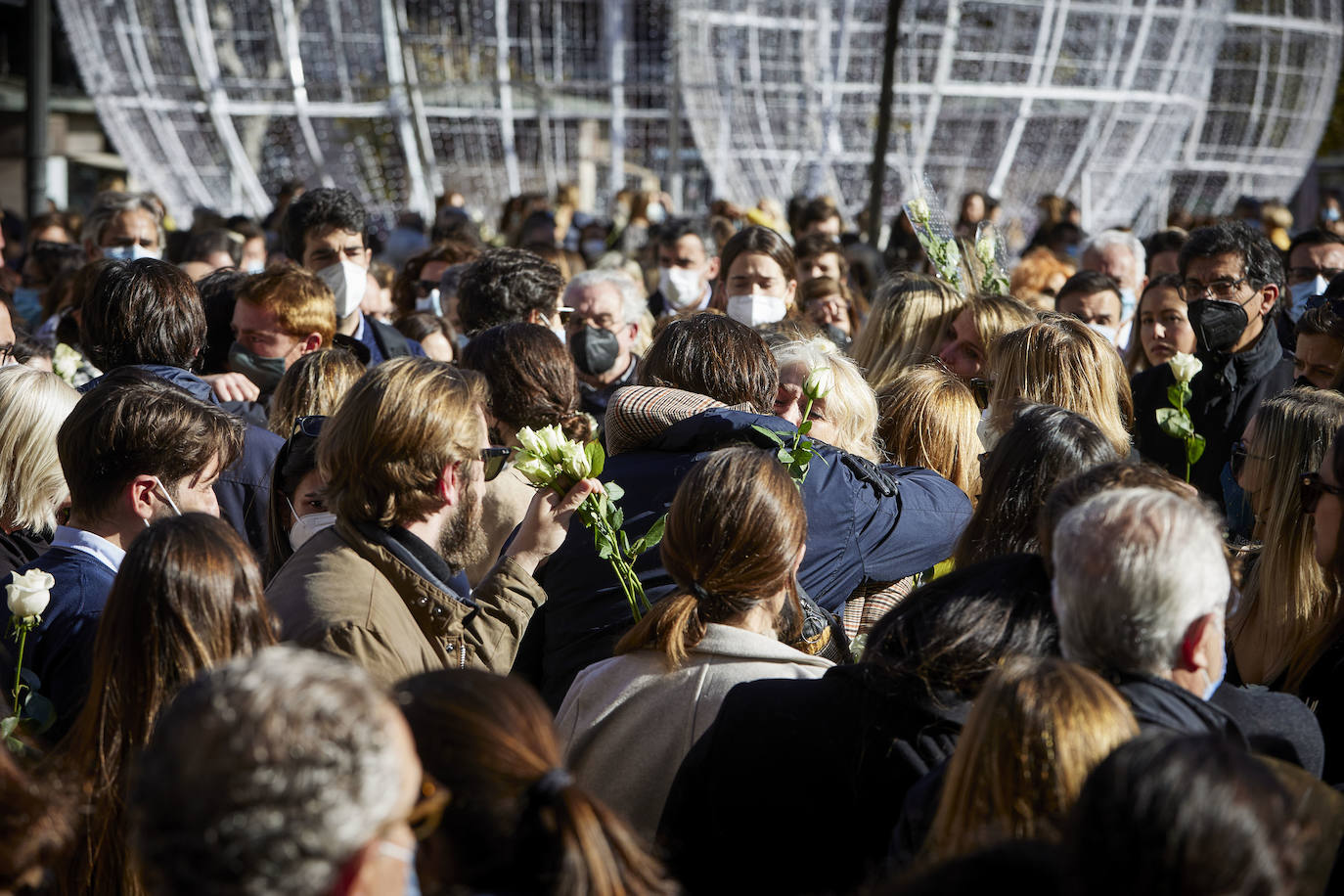 La ciudad se ha reunido este jueves en una concentración en la Plaza del Ayuntamiento para condenar el asesinato de Cristina B, presuntamente a manos de su pareja, cuyo cuerpo sin vida fue descubierto el pasado sábado.