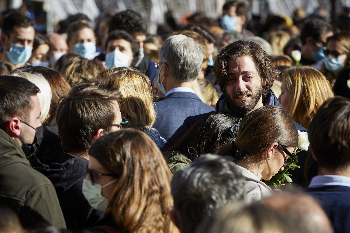 La ciudad se ha reunido este jueves en una concentración en la Plaza del Ayuntamiento para condenar el asesinato de Cristina B, presuntamente a manos de su pareja, cuyo cuerpo sin vida fue descubierto el pasado sábado.