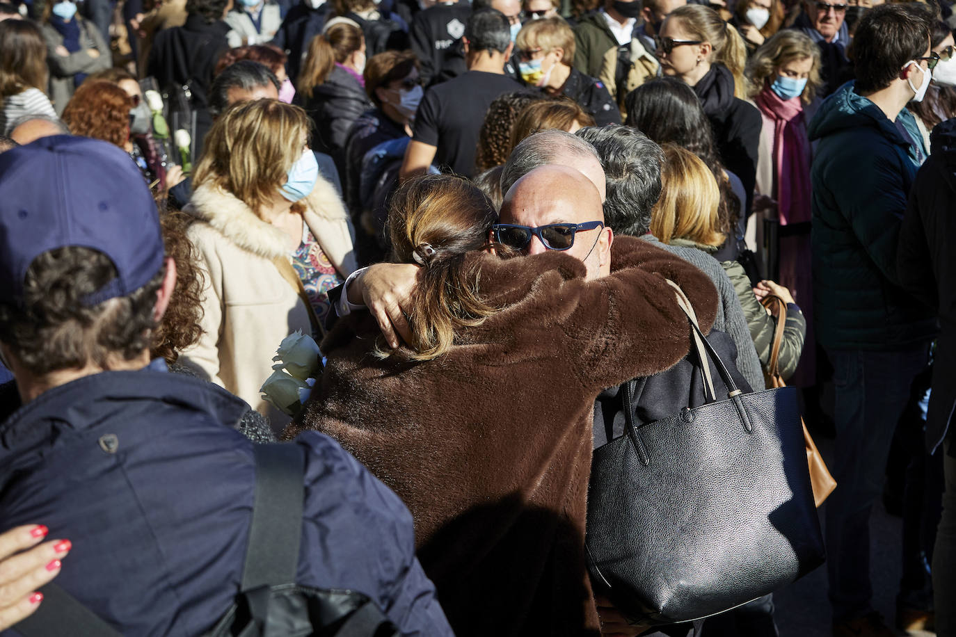 La ciudad se ha reunido este jueves en una concentración en la Plaza del Ayuntamiento para condenar el asesinato de Cristina B, presuntamente a manos de su pareja, cuyo cuerpo sin vida fue descubierto el pasado sábado.