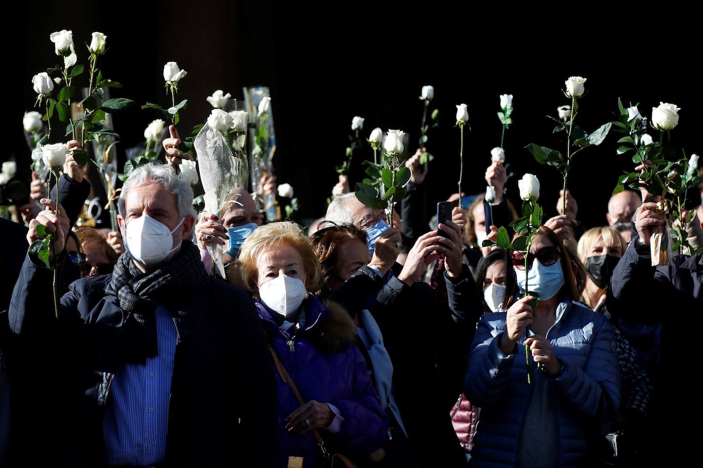 La ciudad se ha reunido este jueves en una concentración en la Plaza del Ayuntamiento para condenar el asesinato de Cristina B, presuntamente a manos de su pareja, cuyo cuerpo sin vida fue descubierto el pasado sábado.