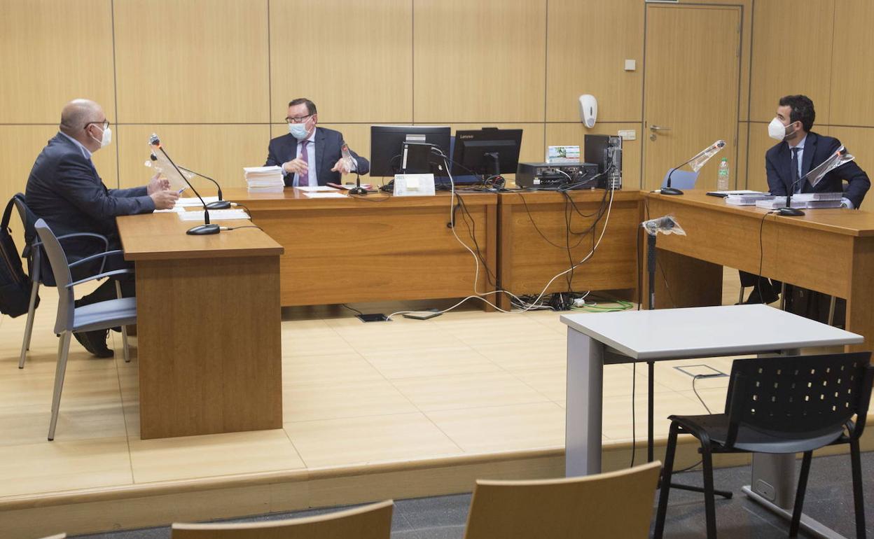 Abogado de Libertad VCF, izquierda, y el letrado del club, en la vista de junio.