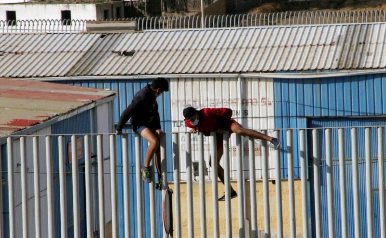 Dos menores en las naves del Tarajal 