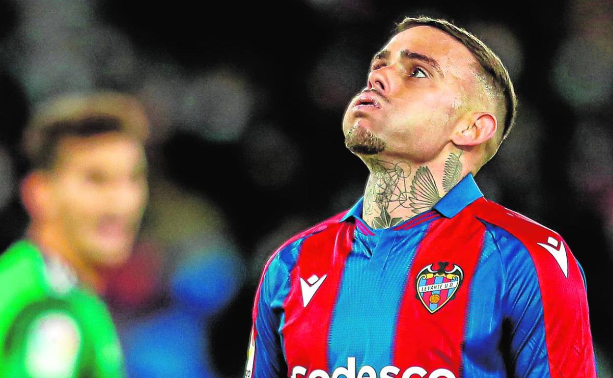 Roger Martí se lamenta durante el partido contra Osasuna.