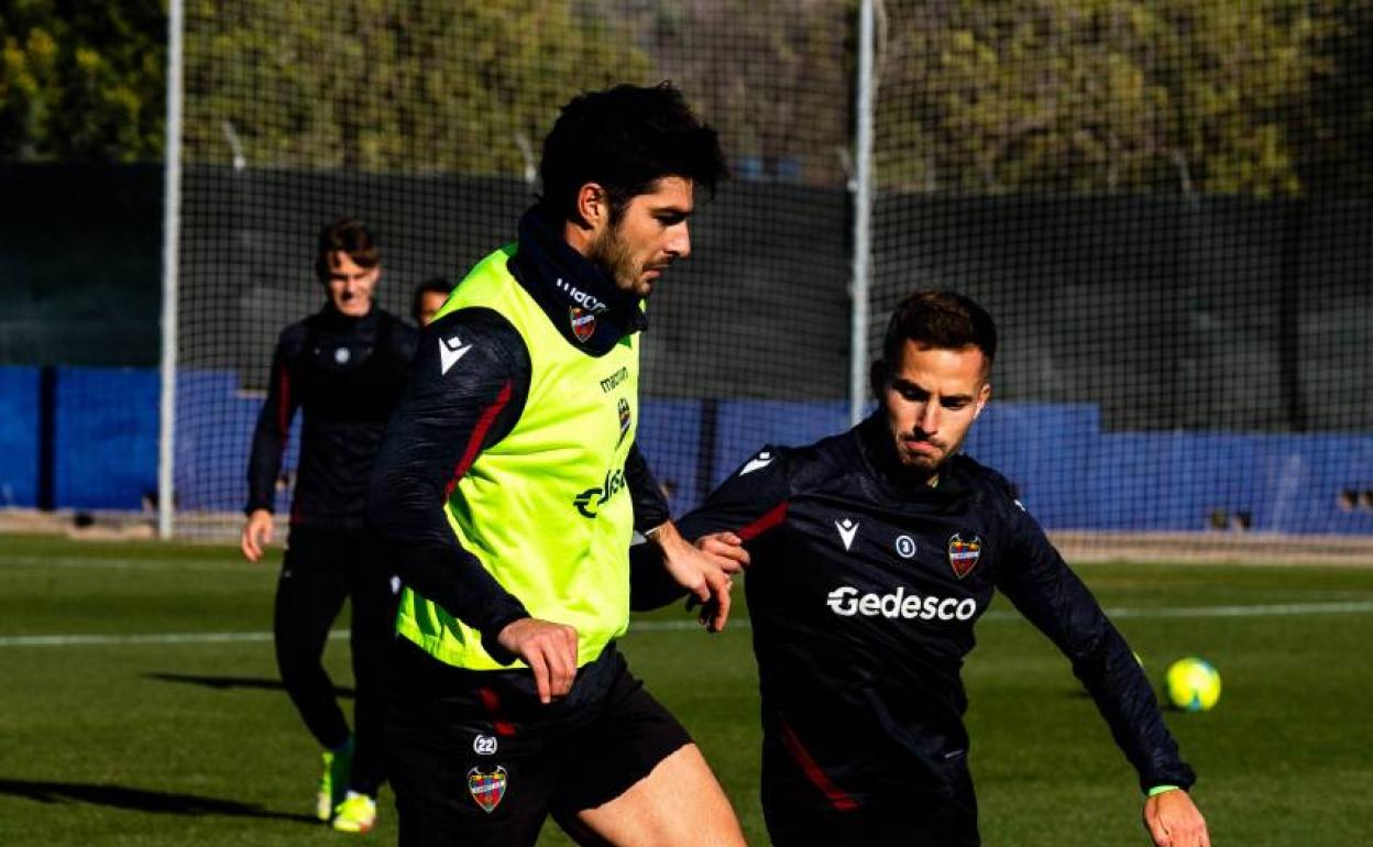 Melero, disputando un balón durante la sesión de entrenamiento en la Ciudad Deportiva de Buñol. 