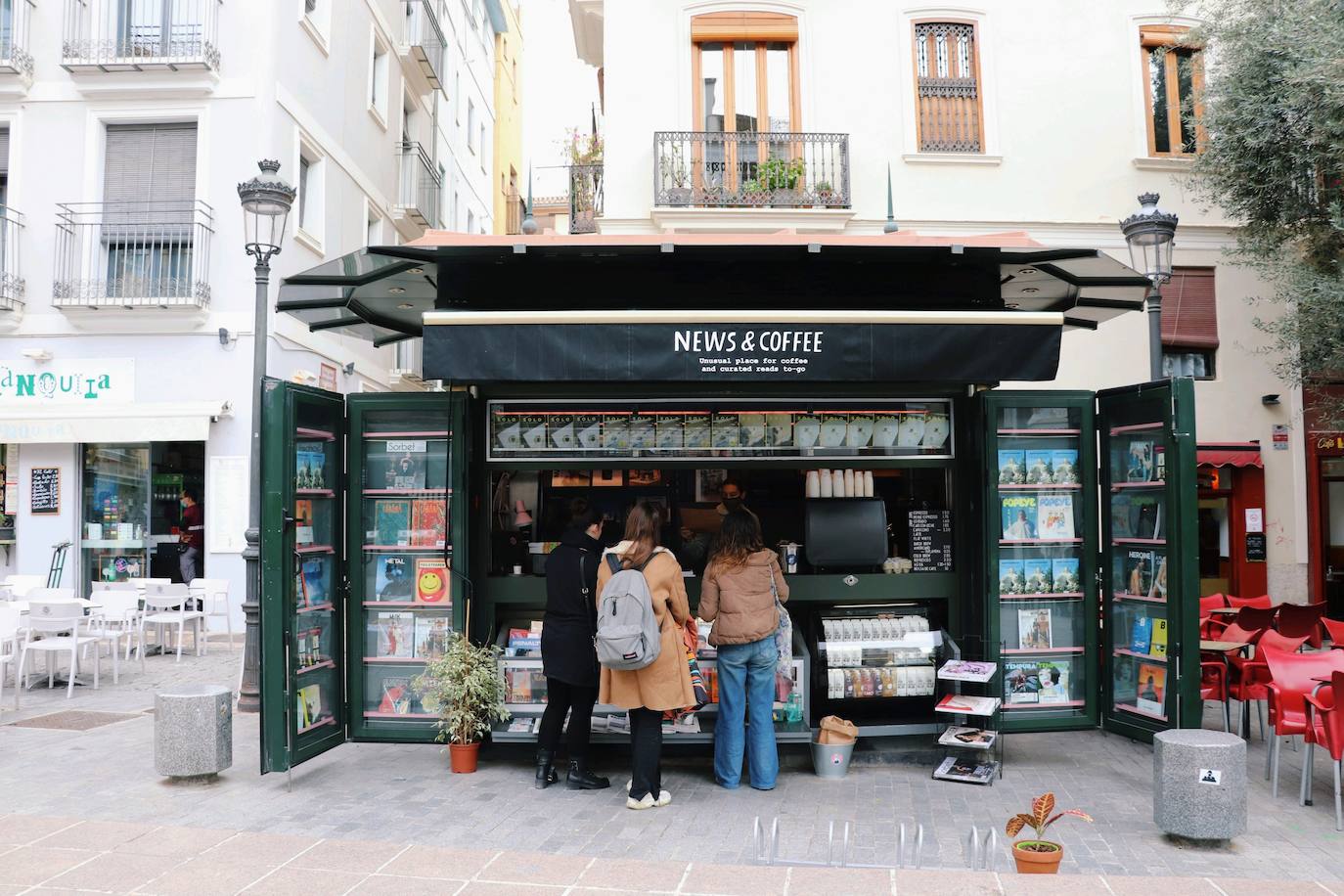 En la plaza Doctor Collado de Valencia se encuentra el que, hasta la fecha, es el único de los nuevos quioscos que comienzan a verse en España. Se trata de establecimientos que ya se abren paso en Barcelona y Madrid y que combinan la venta de prensa con el café de especialidad. Los lectores pueden encontrar periódicos y revistas especializadas mientran disfrutas de un café para llevar, un modo de compra que cada vez gana más adeptos en la ciudad. 