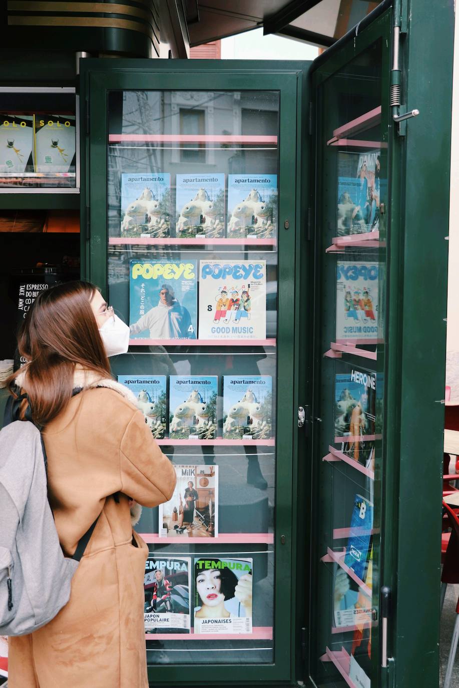 En la plaza Doctor Collado de Valencia se encuentra el que, hasta la fecha, es el único de los nuevos quioscos que comienzan a verse en España. Se trata de establecimientos que ya se abren paso en Barcelona y Madrid y que combinan la venta de prensa con el café de especialidad. Los lectores pueden encontrar periódicos y revistas especializadas mientran disfrutas de un café para llevar, un modo de compra que cada vez gana más adeptos en la ciudad. 
