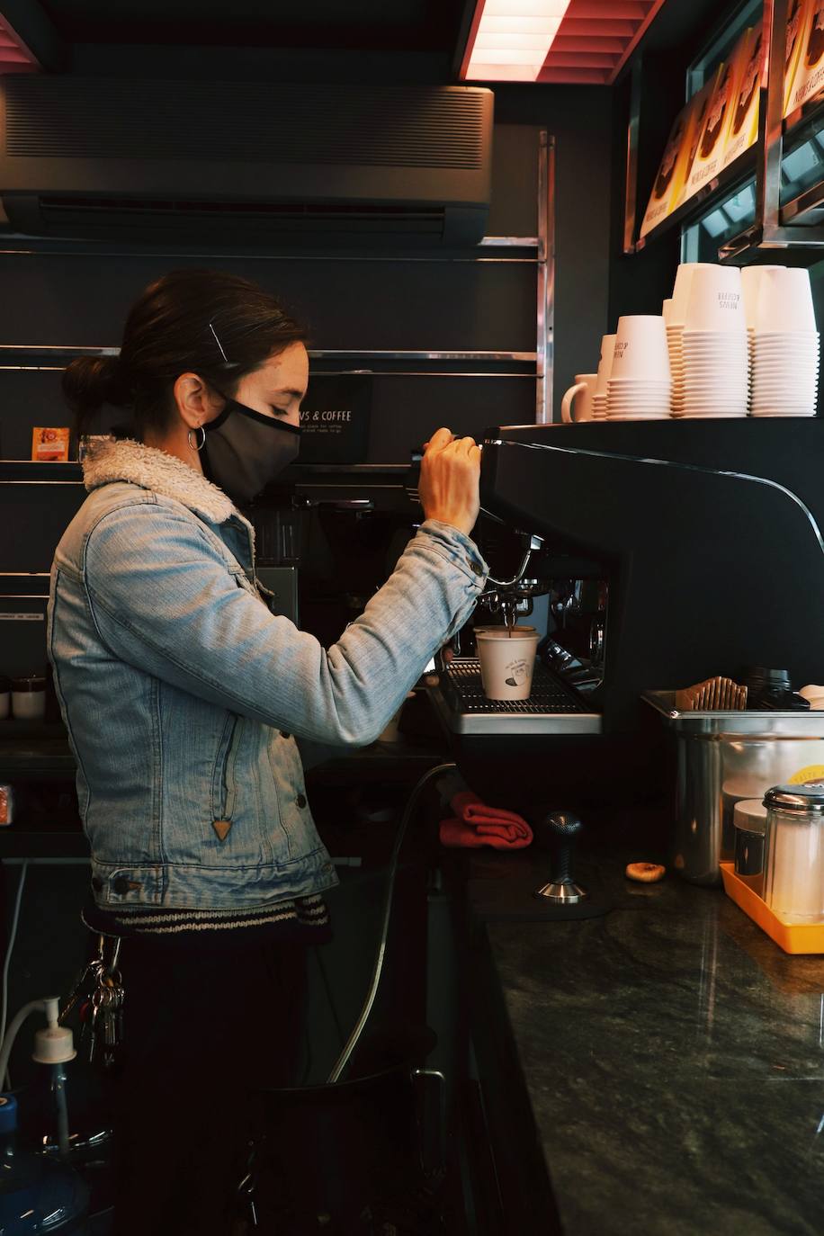 Imagen secundaria 1 - Esta propuesta de quiosco combina la venta de prensa con el café de especialidad.
