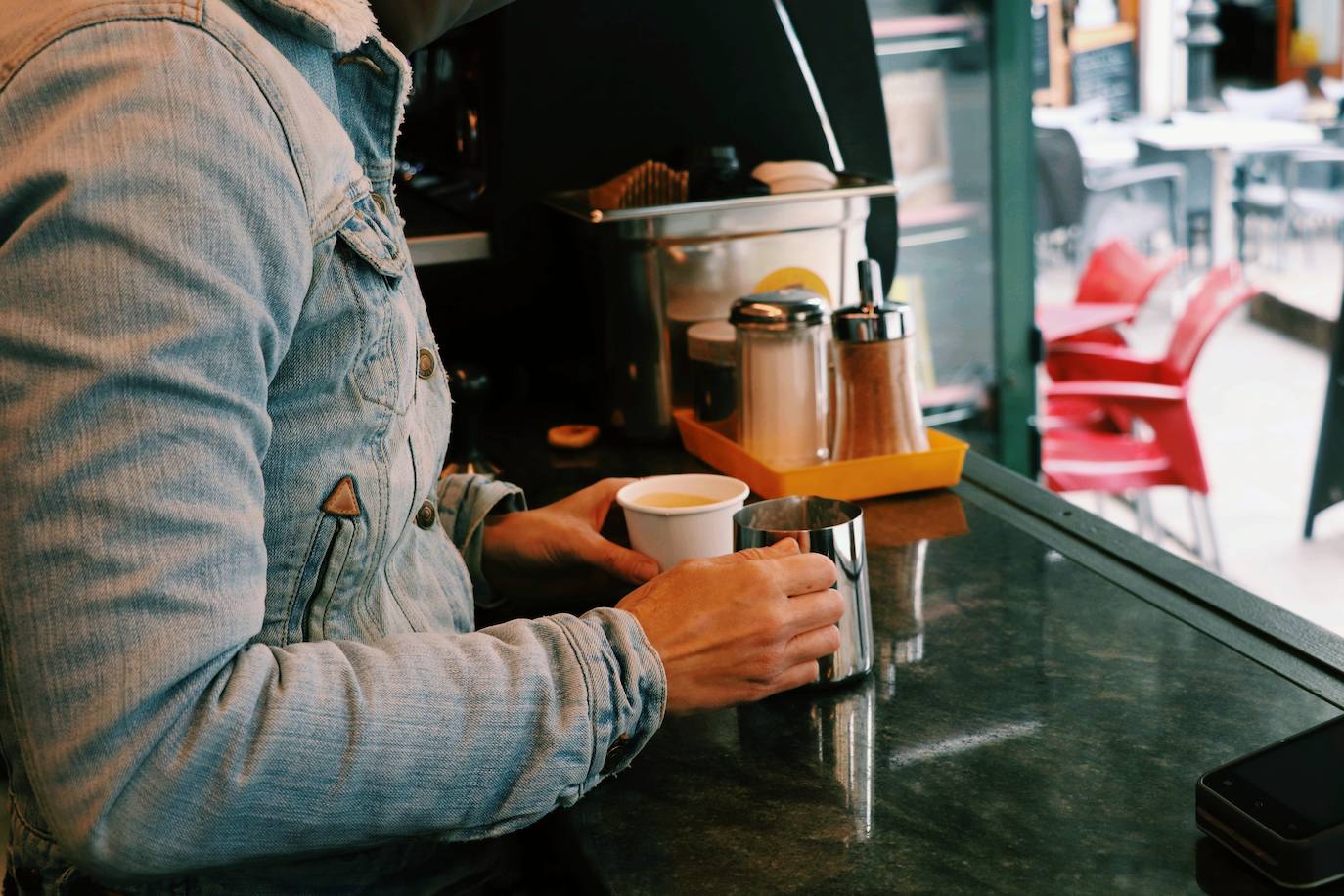 En la plaza Doctor Collado de Valencia se encuentra el que, hasta la fecha, es el único de los nuevos quioscos que comienzan a verse en España. Se trata de establecimientos que ya se abren paso en Barcelona y Madrid y que combinan la venta de prensa con el café de especialidad. Los lectores pueden encontrar periódicos y revistas especializadas mientran disfrutas de un café para llevar, un modo de compra que cada vez gana más adeptos en la ciudad. 