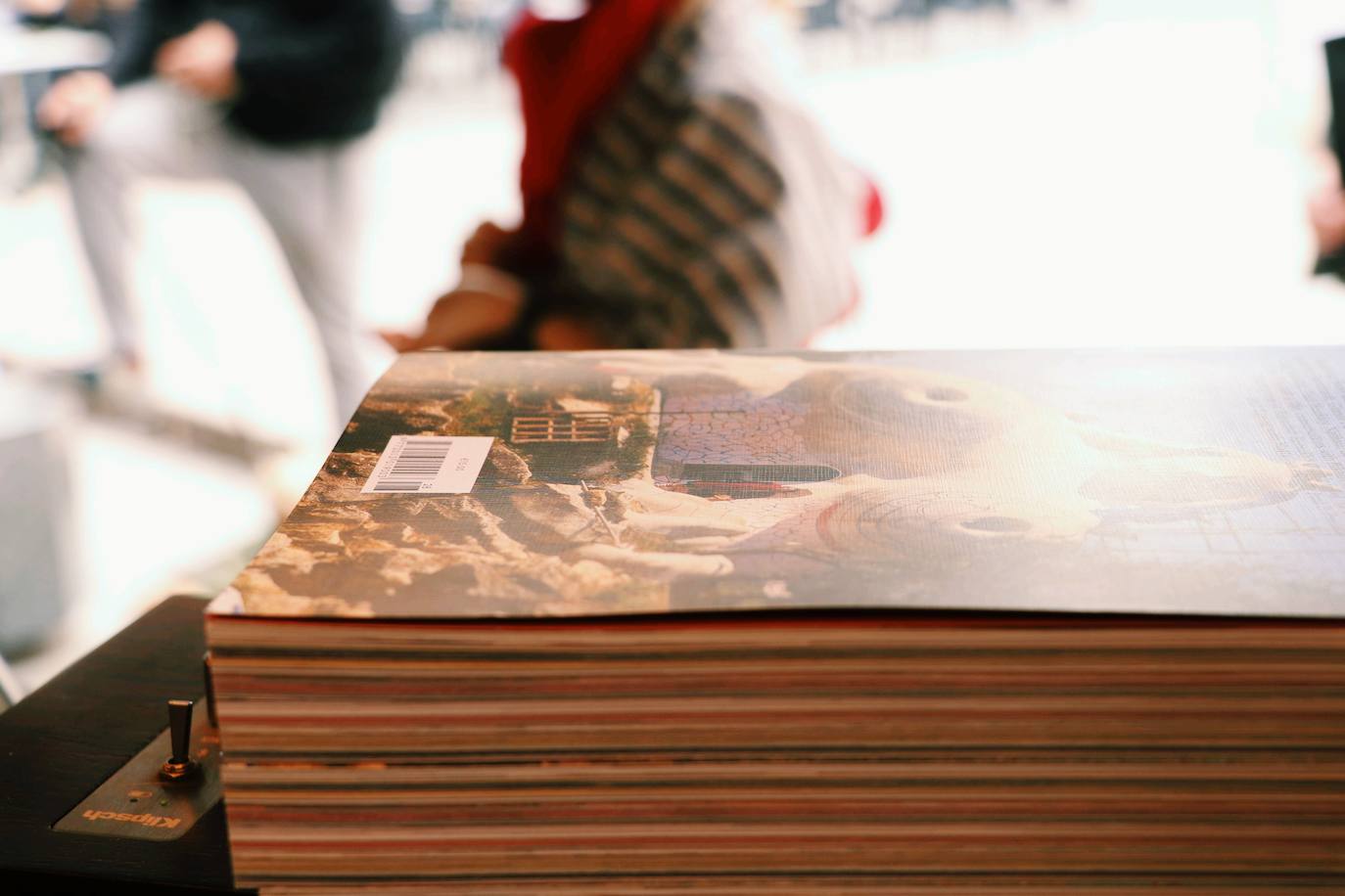 En la plaza Doctor Collado de Valencia se encuentra el que, hasta la fecha, es el único de los nuevos quioscos que comienzan a verse en España. Se trata de establecimientos que ya se abren paso en Barcelona y Madrid y que combinan la venta de prensa con el café de especialidad. Los lectores pueden encontrar periódicos y revistas especializadas mientran disfrutas de un café para llevar, un modo de compra que cada vez gana más adeptos en la ciudad. 