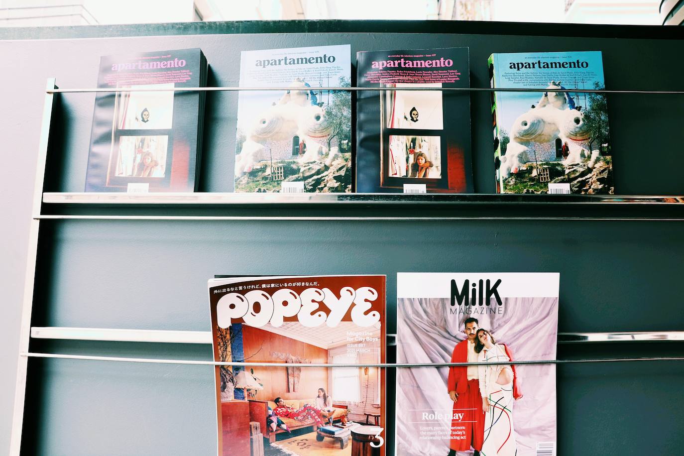 En la plaza Doctor Collado de Valencia se encuentra el que, hasta la fecha, es el único de los nuevos quioscos que comienzan a verse en España. Se trata de establecimientos que ya se abren paso en Barcelona y Madrid y que combinan la venta de prensa con el café de especialidad. Los lectores pueden encontrar periódicos y revistas especializadas mientran disfrutas de un café para llevar, un modo de compra que cada vez gana más adeptos en la ciudad. 