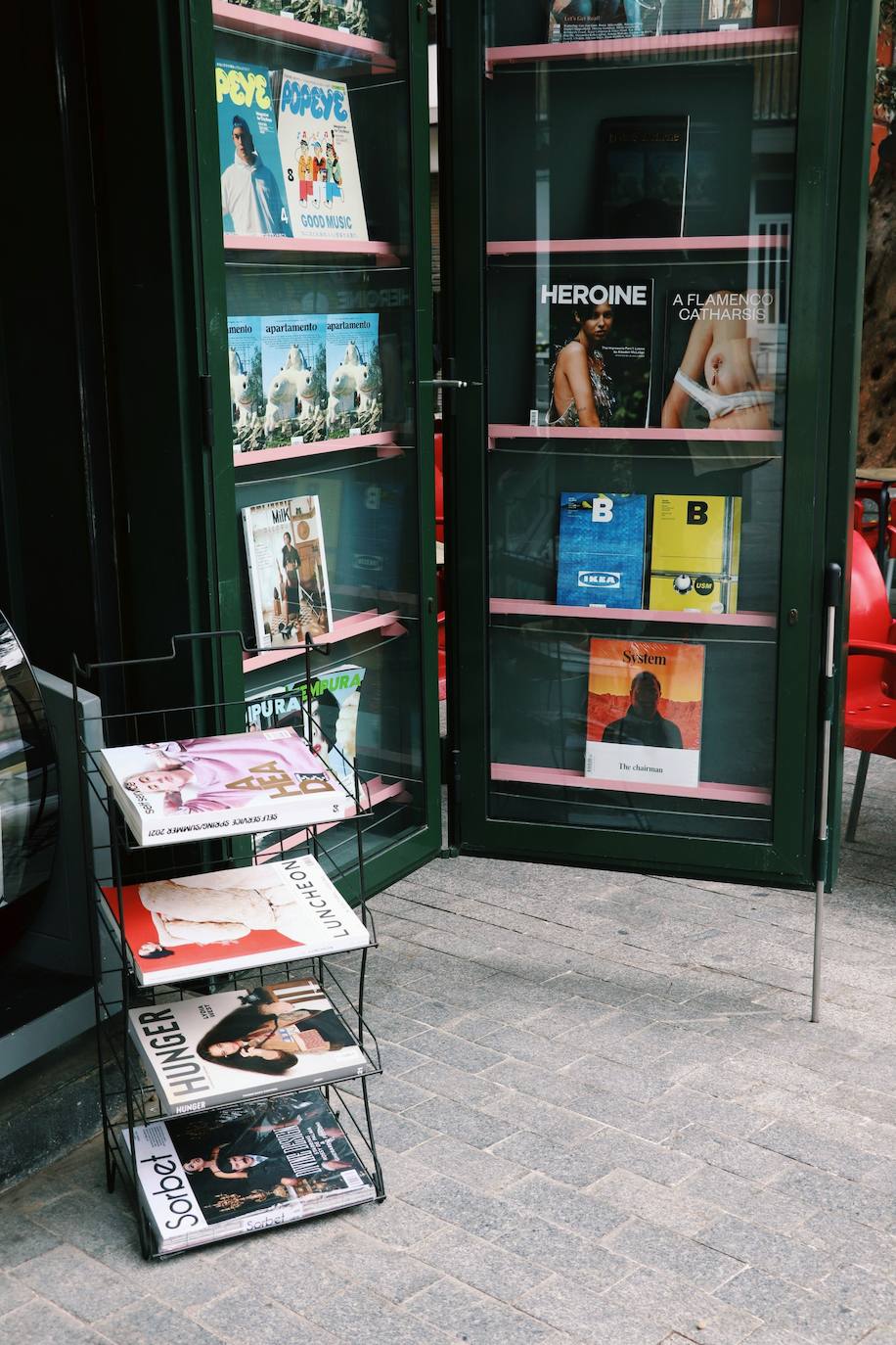 En la plaza Doctor Collado de Valencia se encuentra el que, hasta la fecha, es el único de los nuevos quioscos que comienzan a verse en España. Se trata de establecimientos que ya se abren paso en Barcelona y Madrid y que combinan la venta de prensa con el café de especialidad. Los lectores pueden encontrar periódicos y revistas especializadas mientran disfrutas de un café para llevar, un modo de compra que cada vez gana más adeptos en la ciudad. 