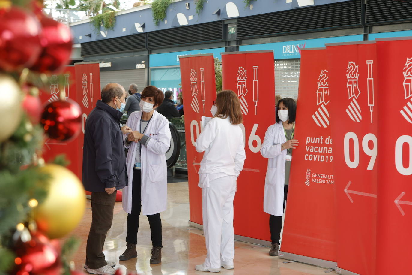 Colas de vacunación sin cita previa en el Centro Comercial Arena, en Valencia. 