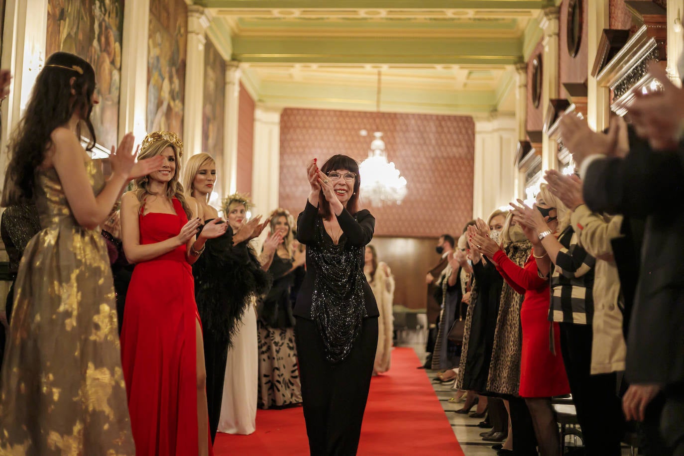 Amparo Chordá aplaude emocionada tras el desfile con sus diseños.