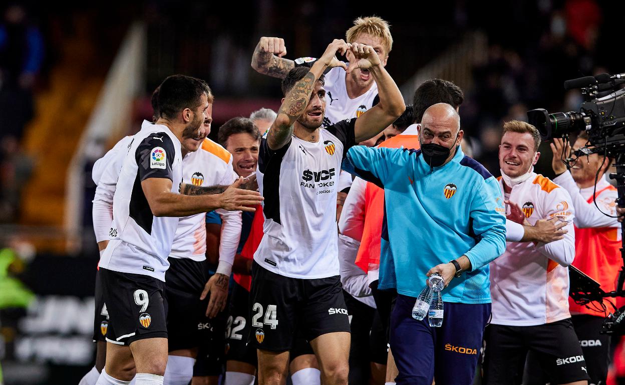 Cristiano Piccini, celebrando su gol con todos sus compañeros