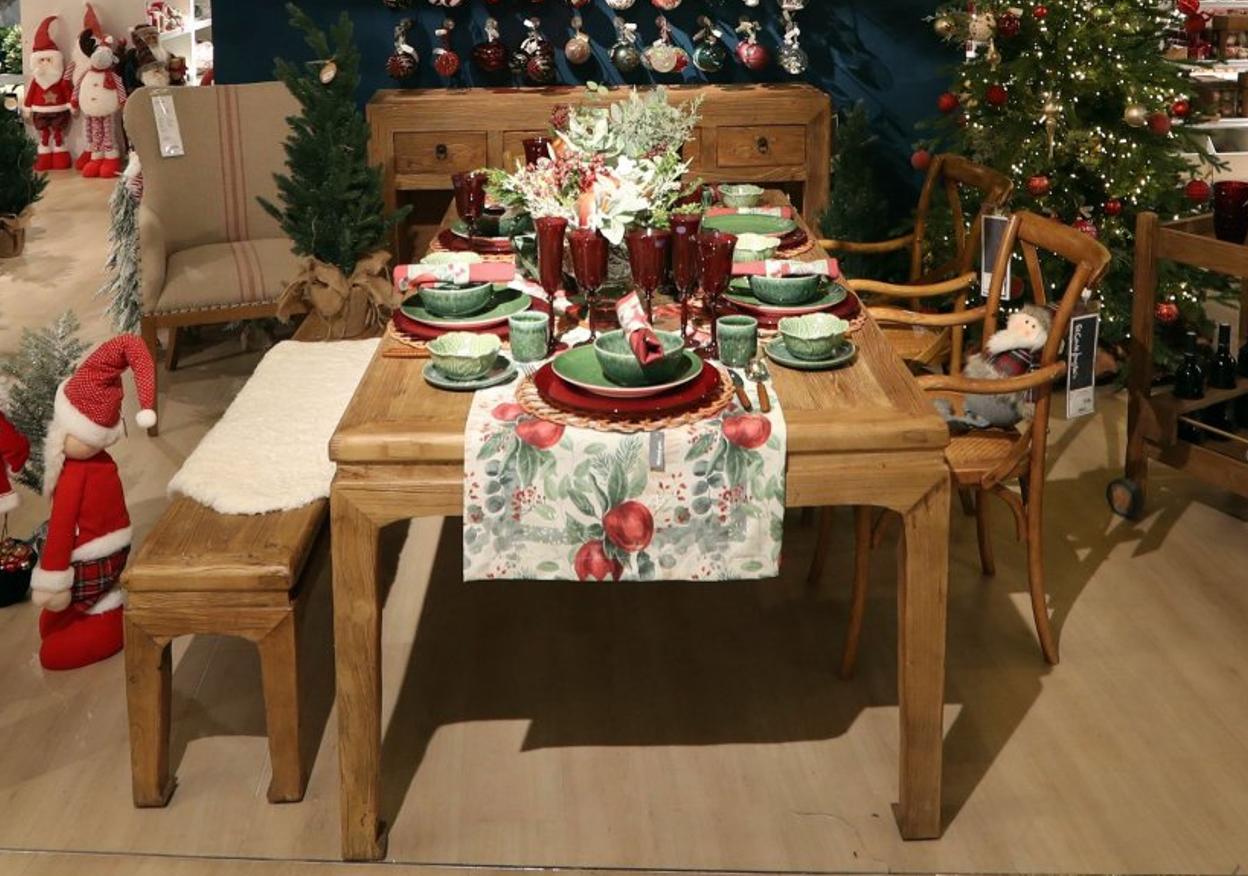 Una mesa preparada para la cena de Navidad. 