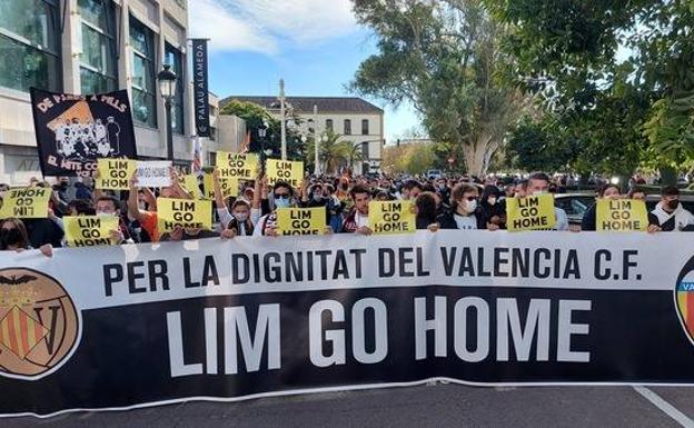 Manifestación contra Lim | Vídeos de la manifestación contra Lim: los cánticos de la afición del Valencia CF