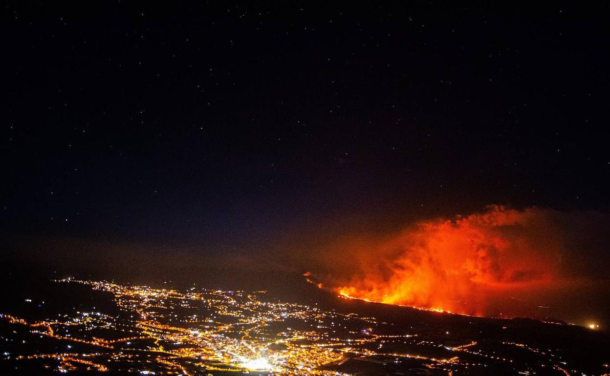 El volcán de Cumbre Vieja, en La Palma, visto desde Los llanos de Aridane.